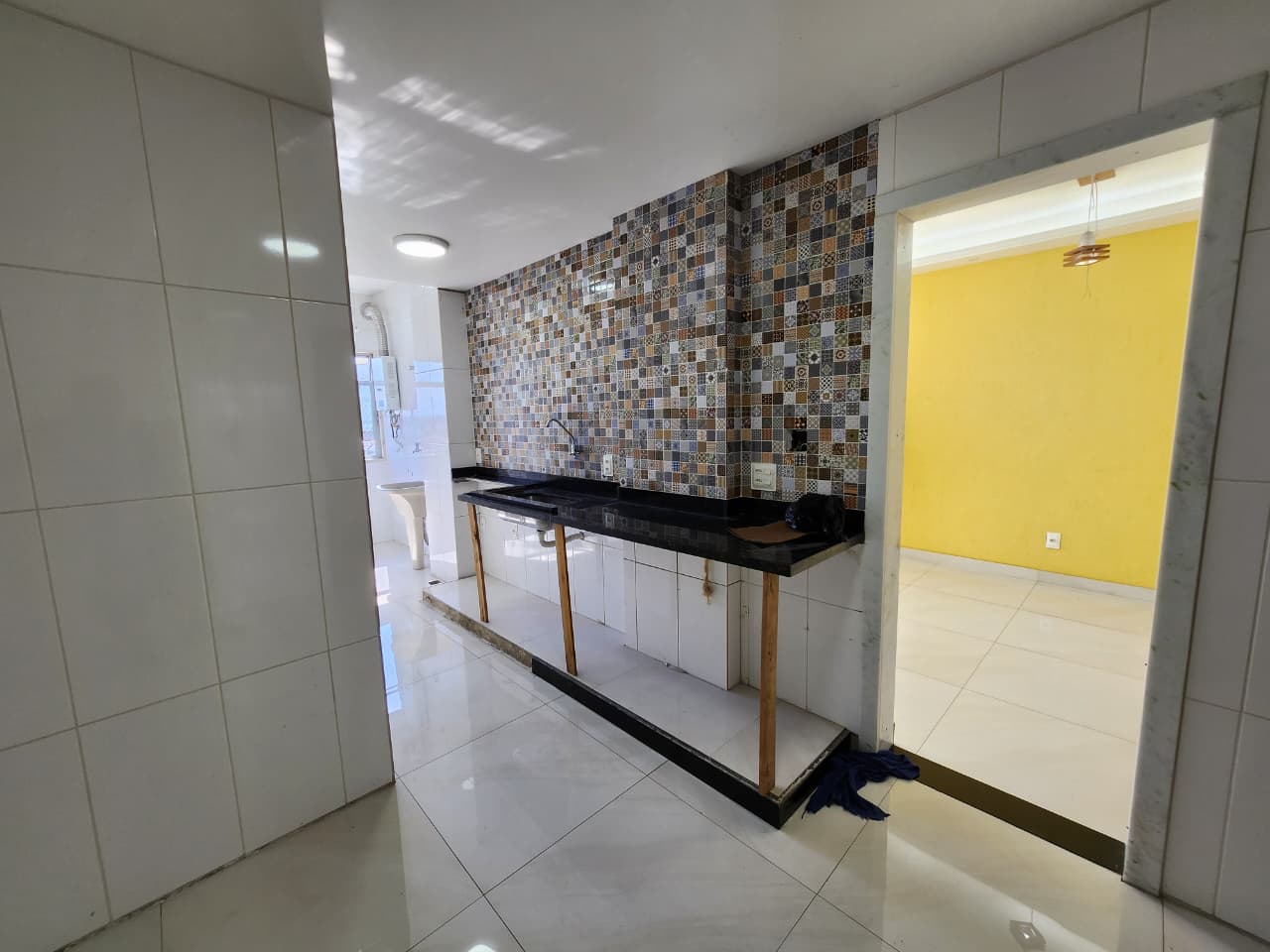APARTAMENTO 2 QUARTOS COM DEPENDÊNCIAS E GARAGEM – VILA VALQUEIRE – R$ 350 MIL