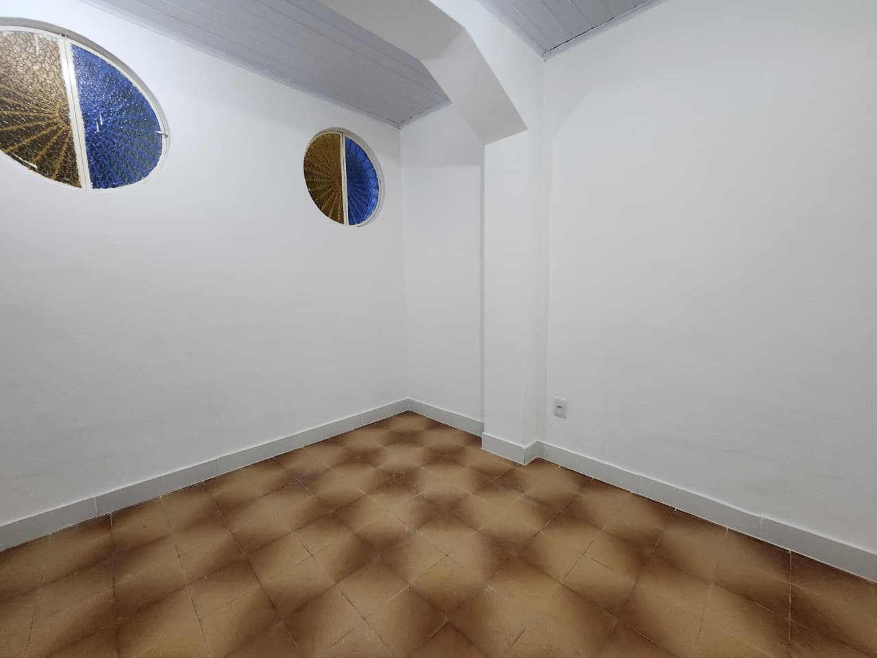 CASA TIPO APTº 2 QUARTOS - R. PARANAPIACABA - PIEDADE